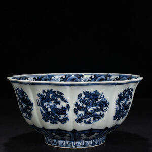 明宣德青花龍紋葵口碗    10.5×22.5釐米