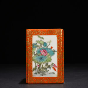 清乾隆礬紅描金琺瑯彩四季花卉紋方筆筒14*10厘米