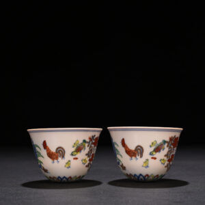 明成化鬥彩奼紫萬貴妃款全家福雞紋不倒杯5*7.5釐米