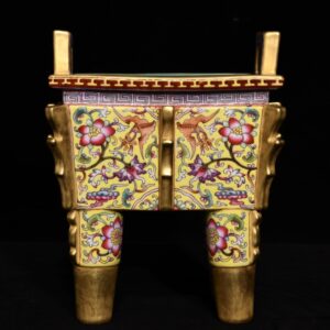 清乾隆 黃地粉彩鎏金花卉紋方鼎,高16cm直徑12.6cm