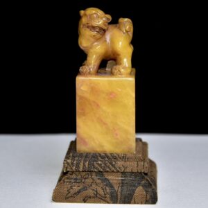 早期收藏 壽山石田黃石印章 原石原色手工雕刻 雕工精細 石質通透油潤 包漿老氣 保存完整 篆刻家【徐三庚】丁丑年刻石 尺寸：3*3*11釐米（含底座高）淨高8釐米 重量：143克