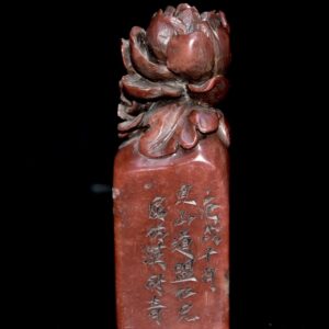 早期收藏 壽山石芙蓉石老印章 原石原色純手工雕刻 雕工精細 包漿老氣 完整無裂 名家雕刻 收藏佳品 尺寸：2.8*2.8*8公分 重量：143克