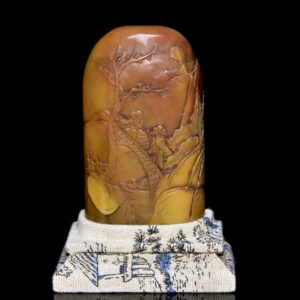 早期收藏 壽山石田黃石印章 原石原色純手工雕刻 雕工精細 血絲紋清晰可見 篆刻家【清卿】作 收藏擺飾佳品 尺寸：5*1.5*11釐米（含底座高）淨高9釐米 重量：178克