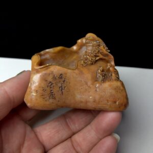 舊藏老貨 老壽山石芙蓉石筆洗 原石原色純手工雕刻 雕工精細 包漿老氣 古意盎然 篆刻家【西唐】丙申年作 尺寸：7*6*5公分 重量：178克