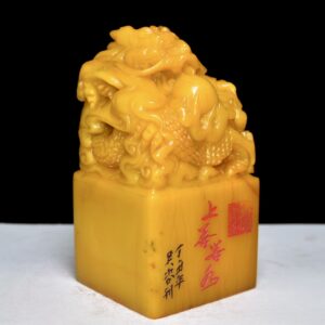 舊藏老貨 壽山石田黃石印章 石質通透油潤 工藝精湛 手感光滑 血絲紋明顯可見 蠟質感強 保存完整 篆刻家【吳咨】作 尺寸：8*8*15公分 重量：1933克