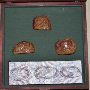 舊藏老貨 老木盒裝壽山石隨形套章 原石原色純手工雕刻 雕工精細 造型獨特 形態各異 保存完整 篆刻家【伯元】壬申年作 尺寸：7.5*3.5*4  8*4*5.5  6.5*3*5釐米 總重：642克