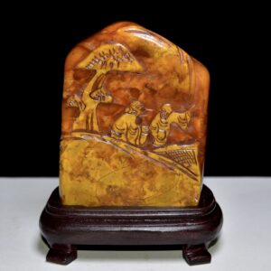 舊藏老貨 壽山石燈光冻田黃石擺件 石質通透堅硬 蘿蔔絲紋血絲紋清晰可見 包漿老氣 保存完整 篆刻家【江介】甲申年作 尺寸：9*4*12公分（硬） 重量：1018克