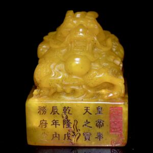 舊藏老貨 壽山石田黃石龍頭印章 石質通透 工藝精湛 滿血絲紋 包漿醇厚 手感光滑 蠟質感強 名家雕刻 收藏佳品 尺寸：6.2*6.2*7.5公分（硬） 重量：533克