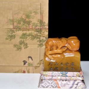 舊藏珍品 壽山石田黃石印章 石質通透堅硬 雕工精細 麥芽黃色 蘿蔔絲紋清晰 原石原色純手工雕刻 道光癸未年內務府監製 尺寸：6.3*6.3*9釐米（含底座高）淨高6釐米 重量：484克