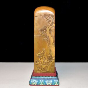 早期收藏 壽山石田黃石印章 原石原色純手工雕刻 石質通透堅硬 血絲紋清晰可見 石紋明顯 結晶體結構 名家【友竹】作 收藏佳品 尺寸：4.5*4.5*17公分（含底座高）淨高14公分 重量：679公克