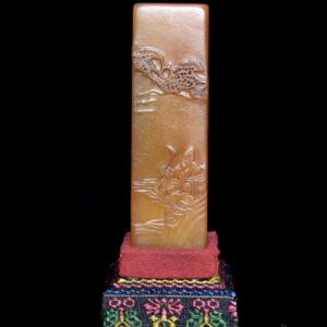 舊藏珍品 壽山石田黃石印章 原石原色純手工雕刻 雕工精細 血絲紋 蘿蔔絲紋清晰可見 雍正歲次辛亥仲昬御筆 尺寸：2.3*2.3*11釐米（含底座高）淨高8釐米 重量：109公克