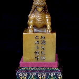 舊藏老貨 壽山石田黃石印章 石質通透堅硬 原石原色純手工雕刻 蘿蔔絲紋清晰可見 包漿老氣 名家雕刻 尺寸：4.3*4.3*11.5釐米（含底座高）淨高8.5釐米 重量：259克