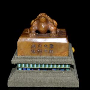 舊藏老貨 壽山石田黃石印章 原石原色純手工雕刻 雕工精細 造型獨特 血絲紋清晰可見 包漿老氣 康熙元年內務府造 尺寸：6.5*6.5*9公分（含底座高）淨高5公分 重量：339公克