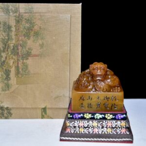 舊藏老貨 壽山石田黃石印章 石質通透堅硬 原石原色手工雕刻 滿血絲紋 蘿蔔絲紋 包漿醇厚 乾隆御覽之寶年內務府造 尺寸：6*5.8*10釐米（含底座高）淨高6釐米 淨重：339克