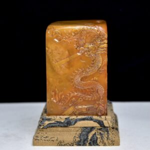 回流老貨 壽山石田黃石印章 原石原色雕刻 雕工精細 結晶體結構 血絲紋 蘿蔔絲紋明顯可見 篆刻家【滄門】作 尺寸：5.5*5.5*11.5公分（含底座高）淨高8.5公分 重量：620克