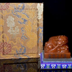 舊藏珍品 壽山石田黃石印章 石質通透堅硬 雕工精細 麥芽黃色 原石原色純手工雕刻 結晶體結構 保存完整 乾隆十三年內務府監製 尺寸：6.5*6.5*9釐米（含底座高）淨高6釐米 重量：372公克