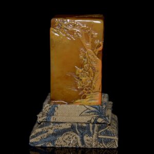 壽山石田黃石印章 原石原色純手工雕刻 雕工精細 結晶體結構 血絲紋清晰可見 篆刻家【丁敬】庚申年作 收藏擺飾佳品 尺寸：3.2*3.2*9.5釐米（含底座高度）淨高6.5釐米 重量：184克