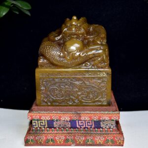 壽山石田黃石龍頭印章 石質通透堅硬 雕工精細 造型獨特 包漿老氣 完整無裂 尺寸：10*10*12公分（硬） 重量：2242克