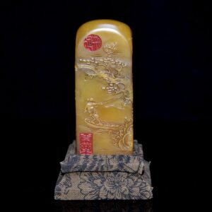 壽山石田黃石印章 原石原色雕刻 雕工精細 結晶體結構 血絲紋 蘿蔔絲紋明顯可見 篆刻家【石卿】作 尺寸：3.3*3.3*11公分（含底座高）淨高8公分 重量：224克