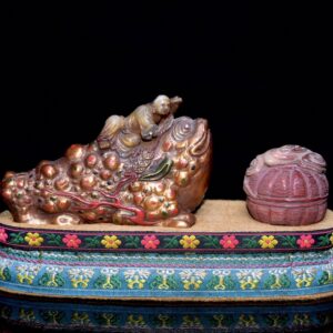 舊藏老貨 壽山石《劉海戲金蟾》擺件 雕工精細 石質通透堅硬 包漿老氣 完整無裂 篆刻家【友竹】作 收藏擺飾佳品 尺寸：14*7*10釐米（含底座高）淨高7釐米 總重：366克