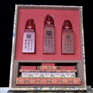 舊藏老貨 壽山石紅田黃石套章 石質通透堅硬 雕工精細 形態各異 造型獨特 保存完整 名家雕刻 尺寸：3.1*3.1*10公分左右（淨高） 總重：604克（硬）