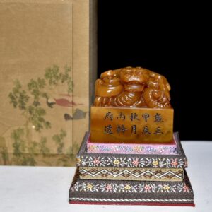 舊藏老貨 壽山石田黃石印章 石質通透堅硬 原石原色手工雕刻 滿血絲紋 蘿蔔絲紋 包漿醇厚 雍正甲辰年內務府 尺寸：6.8*6.8*11.5釐米（含底座高）淨高6.5釐米 淨重：604克