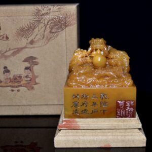 舊藏珍品 壽山石田黃石大印章 原石原色純手工雕刻 雕工精細 麥芽黃色 滿蘿蔔絲紋 血絲紋明顯可見 完整無裂 乾隆十三年內務府造辦處造 收藏佳品 尺寸：8*8*12釐米（含底座高）淨高9釐米 重量：893克