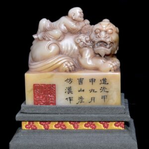 早期收藏 壽山石老印章 原石原色純手工雕刻 雕工精細 形象逼真 包漿老氣 篆刻家【山彥】道光甲申九月作 尺寸：8.5*4.5*13公分（含底座高）淨高9公分 重量：562克