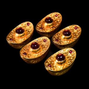 珍藏紅寶石鑲嵌銅鎏金浮雕元寶 高4cm,長7cm,寬3cm,共重1725克,345克,340克,350克,350克,345克