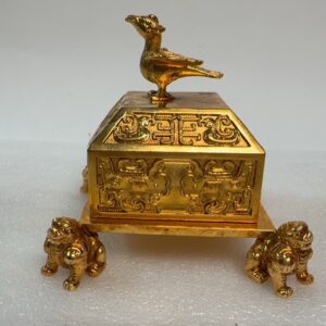 珍藏銅鍍金十二生肖盒子印 純手工鐫刻,品相絕美,工藝精湛 高度:12cm,寬度:11.5cm,一套重:1237克。