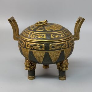 舊藏局部鎏金純手工鏨刻豆鼎 重量：1375克，高度：21cm，寬度：23cm。