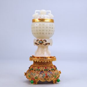 珍寶舊藏掐絲鑲嵌和闐玉爐 字體手工雕刻，玉質細膩白度極高，精美絕倫 高19.5公分，寬11公分，重485克