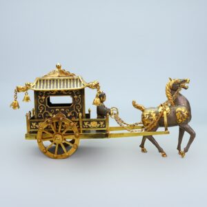 珍藏局部鎏金浮雕馬拉車一輛 高度:19cm,長度34cm,厚度:9.5cm,重量:2200克