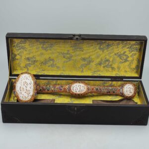 珍寶舊藏掐死和闐玉如意 總重量3295克 盒子重量2575克 盒子高度13公分 長度53公分 寬18公分 貨品重量720克 長49公分 寬12.5公分 高8公分